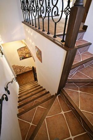 南欧タイルを貼り、アイアン手摺を付けた階段は、本当にスペインにいるみたい！
