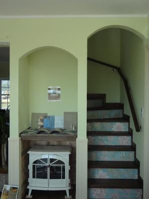 階段の蹴上は花柄の輸入クロスで仕上げました！