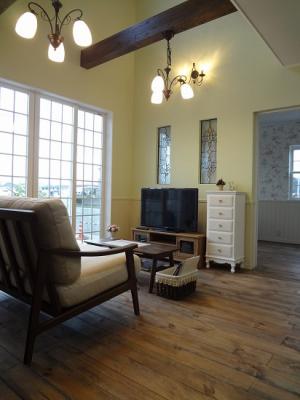 大きな吹き抜けで開放感のあるリビング