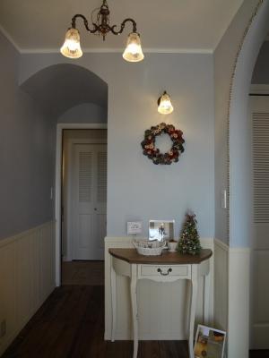 漆喰壁に無垢の床材など、自然素材たっぷりの空間