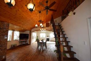 ２階は大きなリビングダイニングです。天井を高くとっているので開放感バツグンです！