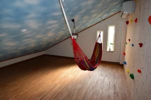 ボルダリングが出来る部屋を作り、子供たちが夢中で遊べる部屋の完成(^^♪