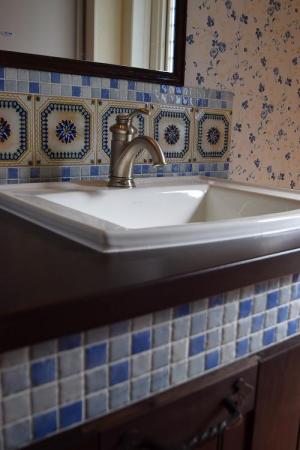 こだわりの手作り洗面化粧台。リゾートスタイルらしく、青のタイルで統一しました。