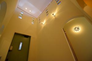 玄関の吹き抜けは開放感もあり、漆喰壁の温かさを感じます。