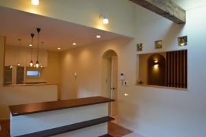 リビングダイニングとの間には高さが低めの本棚を設け、繋がりもありながら、それぞれのスペースを明確にしました。