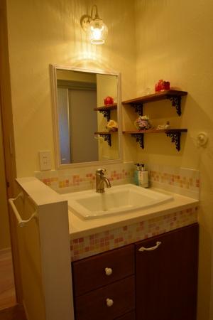 使い勝手の良いように、輸入水栓・輸入洗面ボウルを使ったオリジナル洗面化粧台。取っ手やツマミにもこだわりました。