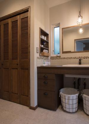 ブラウン系で統一した洗面室。マリンランプとの相性も抜群です。