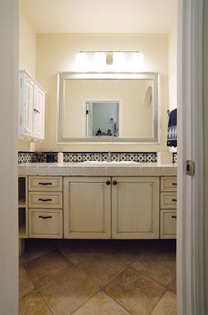 扉にアンティーク塗装を施した造作洗面化粧台
ブルーのメキシコタイルとボーダータイルがアクセントになっています