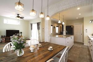 奥様あこがれの造作アイランドキッチン。アーチ垂れ壁はエイジングしたブリックタイルを貼っています