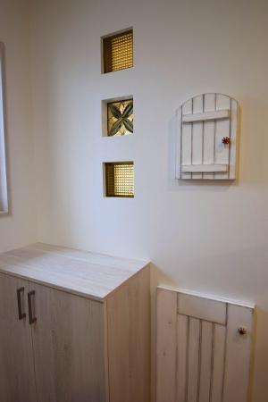 玄関ホールに設けた造作のキーボックスとスリッパ収納。とても便利です！