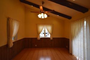 パインの腰板と梁がアクセントになったリビング。漆喰壁との相性も抜群です。