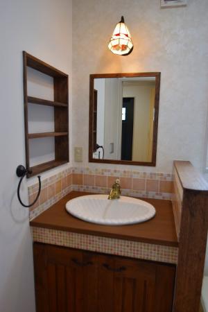 お施主様こだわりの造作洗面化粧台。かわいい空間になっています(^^)