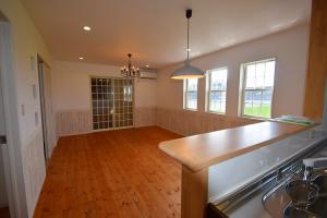 床に貼ったパイン材の柔らかさと温もりが気持ち良いです♪