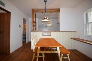 エイジング塗装をした腰板を貼り、カフェ風に仕上げました☆