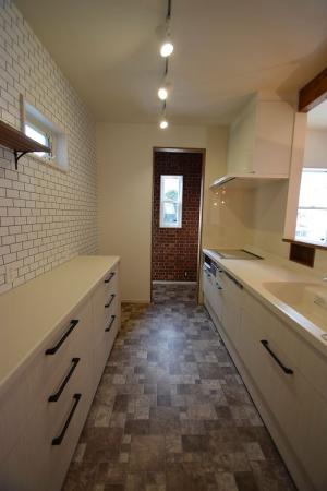 清潔感のある真っ白なキッチン★床は機能性を重視してタイル調クッションフロアで☆