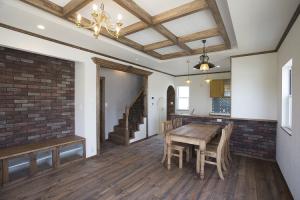 階段に上がる開口の廻り飾りが存在感たっぷりです☆