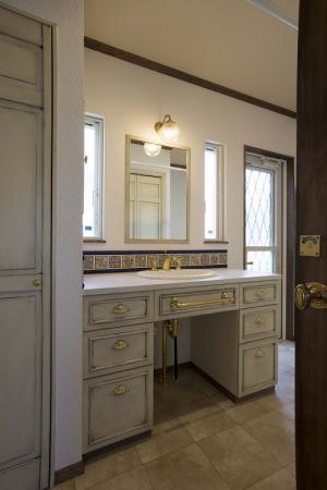 豪華な雰囲気となった洗面台。ブルーの水返しタイルがアクセントになっています♪