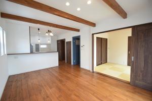 床はボルドーパイン、天井に梁を付けて落ち着いた大人の空間に。