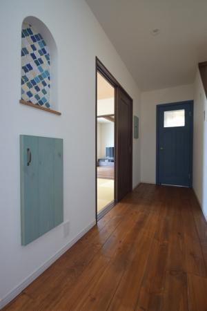 玄関には大人気のランテルナタイルを貼ったニッチと壁厚を利用したスリッパ収納を設けました♪