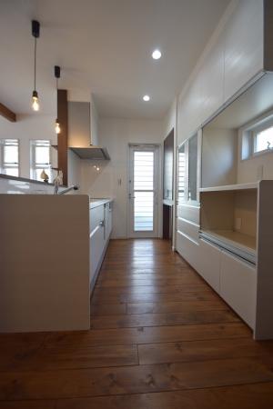 さわやかな白のキッチンはLIXIL製品。奥の収納下にはゴミ箱を入れるスペースを作りました★