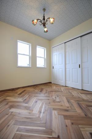 ヘリンボーン貼りに施工した奥様のプライベートルーム☆