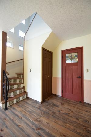 階段の蹴上げにスパニッシュタイルを貼りました！