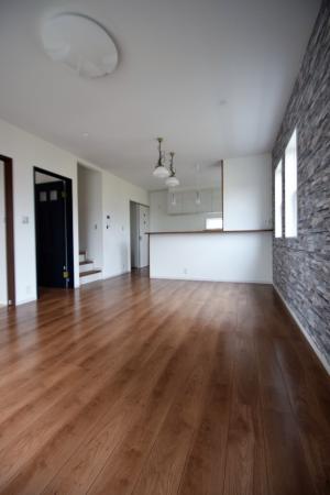 一面だけストーン調クロスを貼ったリビングダイニング