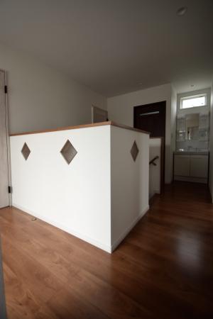 ２階のホール腰壁にガラスブロックを埋め込み、明るさを確保