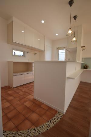 キッチン部分にはクッションフロアを。見切りにモザイクタイルを貼りました！