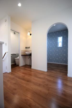 ２階の納戸は目を引くクロスに♪２階には造作洗面台も設けました！