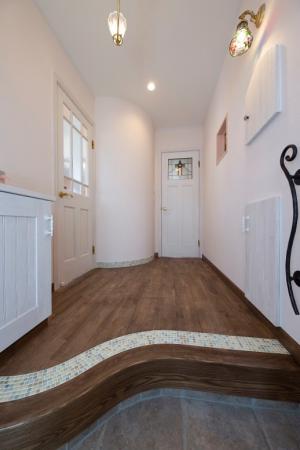 柔らかな漆喰壁のアーチが魅力の玄関ホール