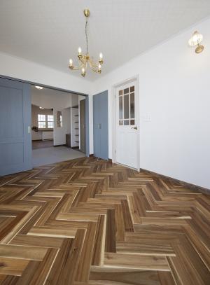 アカシア材でヘリンボーン張りにした高級感のある客間