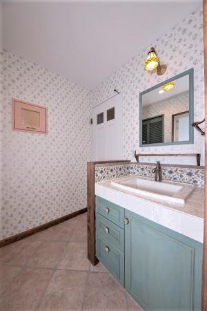 造作窓や造作洗面台でおとぎの国のような雰囲気の洗面室