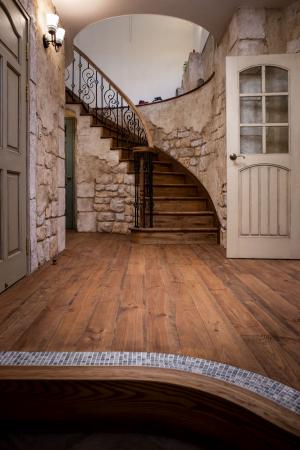 おとぎの世界への入り口は、無垢材とアイアン、モルタル造形の調和が美しいホール。フランス・エズ村のイメージを創りあげました。