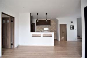 お家の中心、広々LDK.キッチンカウンター下とダイニングのニッチにキラキラかわいいタイルを貼りました。