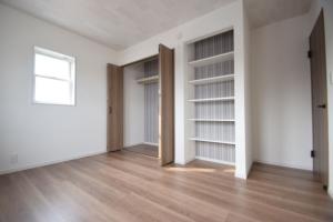 明るい子供部屋。見せる収納で子供達の個性が現れるのが楽しみです。