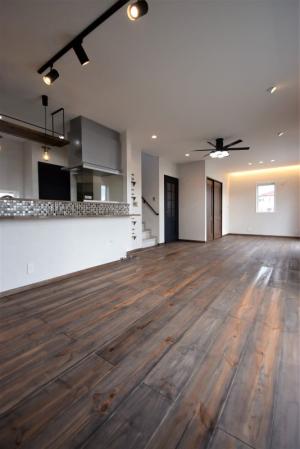 無垢材の木目の美しさと、照明それぞれの個性が生かされたLDK.