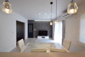 テレビボードの後ろにはエコカラット。間接照明を合わせて美しさもUP✨