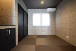 畳とコンクリート柄のクロスを合わせてカッコいい和室。