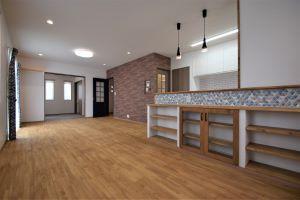 造作の棚にたっぷり使ったタイルがかわいい💕和室に続く広々空間です。