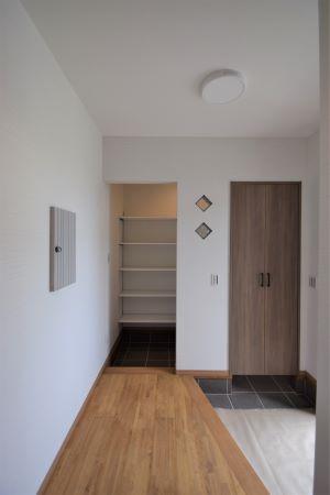 シューズインクローゼットの玄関側には扉をつけました。ガラスブロックで光を取り入れます✨