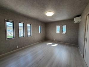 ゆったりくつろげる、シックなクロスの主寝室