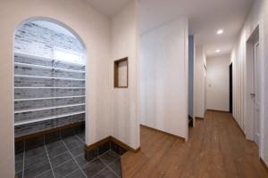 広いシューズクローゼット、階段下収納、かわいいニッチと収納たっぷり。