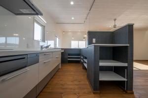 造作棚で使い勝手のいいキッチンは、海も家族も一望できます。