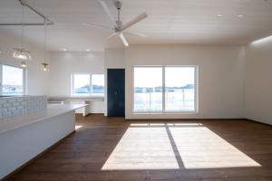 階段を上がると景色が一気に広がります。
リビングに居ながら自然と一体感。