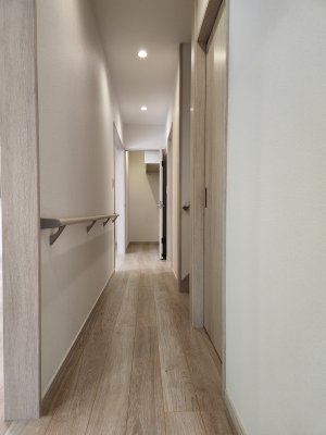 手すり付き廊下