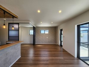 仕切りを開けて広々リビング